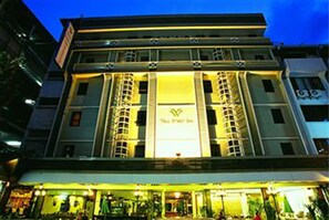 Exterior detail - Wall Street Inn (Bangkok)