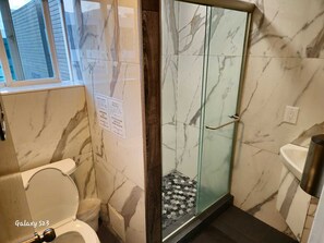 Quadruple Room, 1 Bedroom | Bathroom | Hair dryer, towels