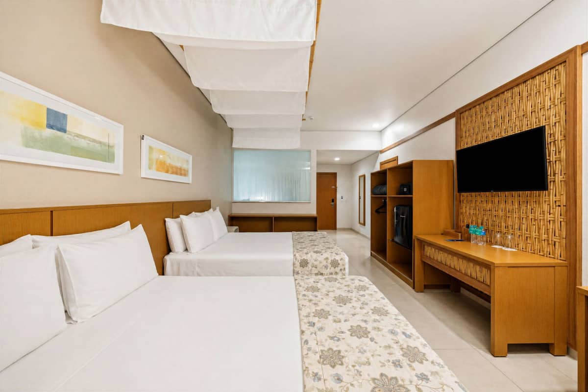 Room (Premium Adaptado) | Minibar, in-room safe, desk, blackout drapes
