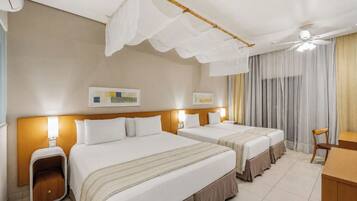 Apartamento premium, banheira | Frigobar, cofres nos quartos, individualmente decorados, escrivaninha