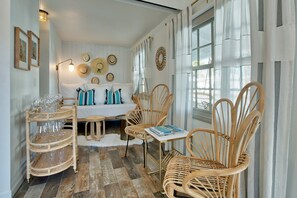 Ropa de cama de alta calidad, cubrecamas y minibar