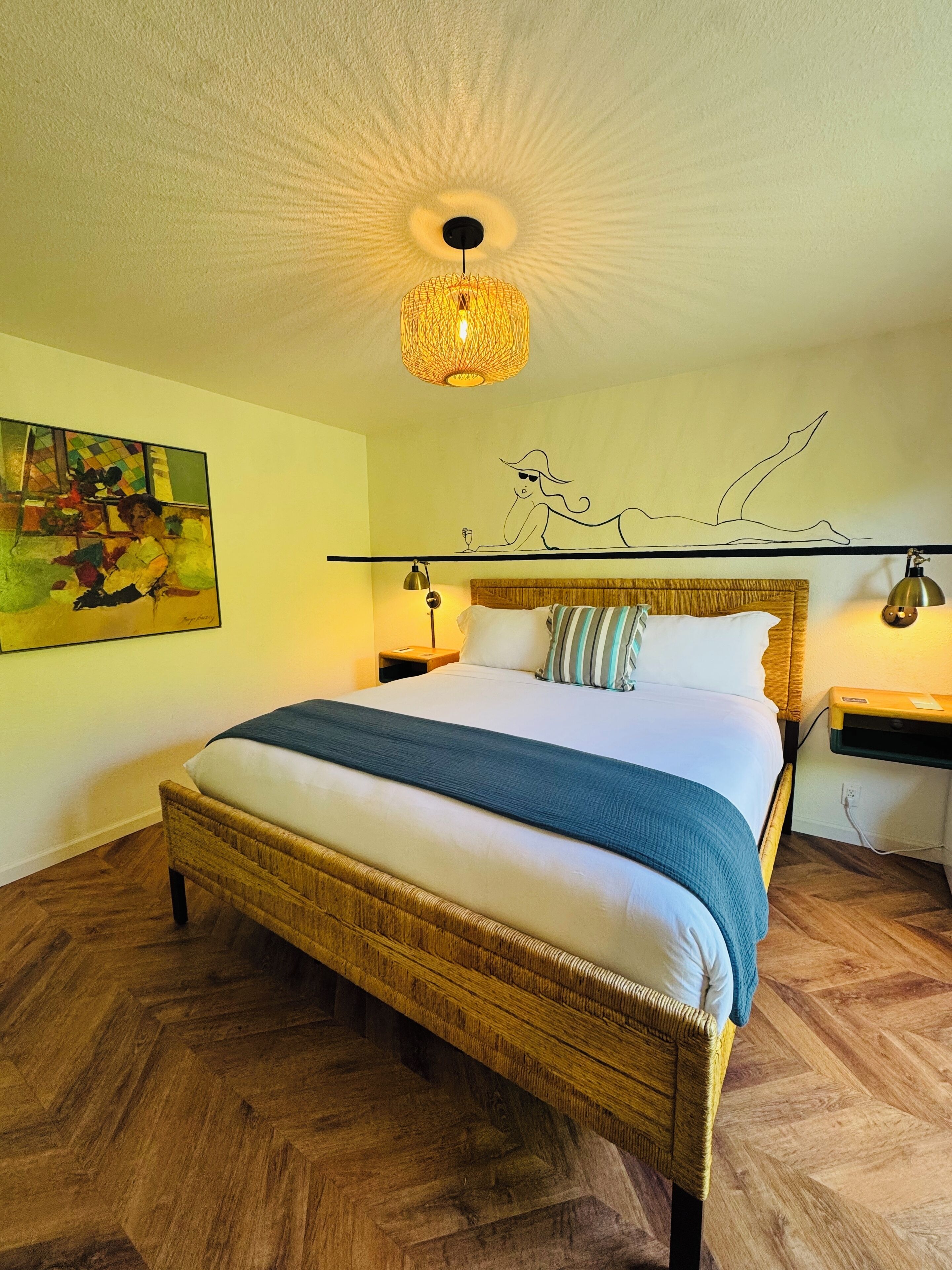 Kamer (King Suite) | Luxe beddengoed, donsdekens, een minibar, individueel gedecoreerd