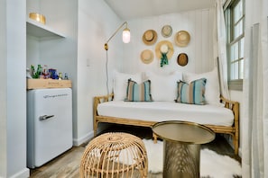 Premium bedding, down duvets, minibar, individually decorated - Dive Palm Springs Hotel - 21 & Over (Palm Springs)