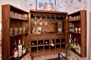 Paris Queen Room | Minibar - Dive Palm Springs Hotel - 21 & Over (Palm Springs)