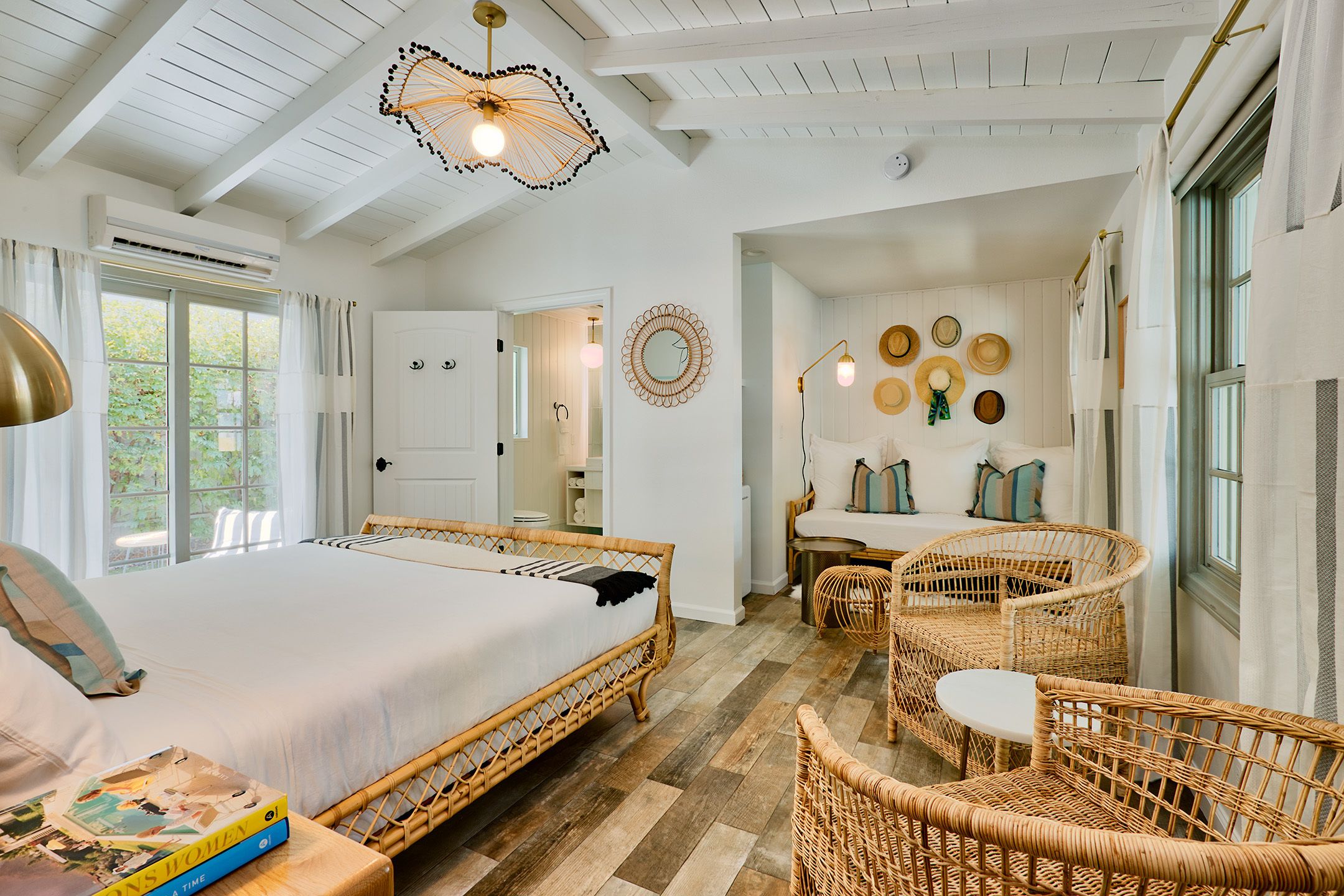 أغطية فراش متميزة وألحفة محشوة بالريش وميني بار وبديكورات فريدة لكل غرفة