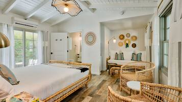 King Suite | Premium bedding, down comforters, minibar, individually decorated