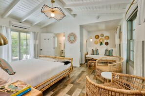 Ropa de cama de alta calidad, cubrecamas y minibar