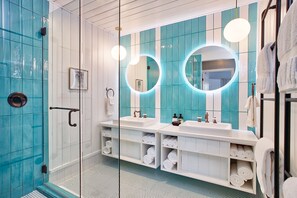 Paris Queen Room | Bathroom | Hair dryer, bathrobes, towels - Dive Palm Springs Hotel - 21 & Over (Palm Springs)