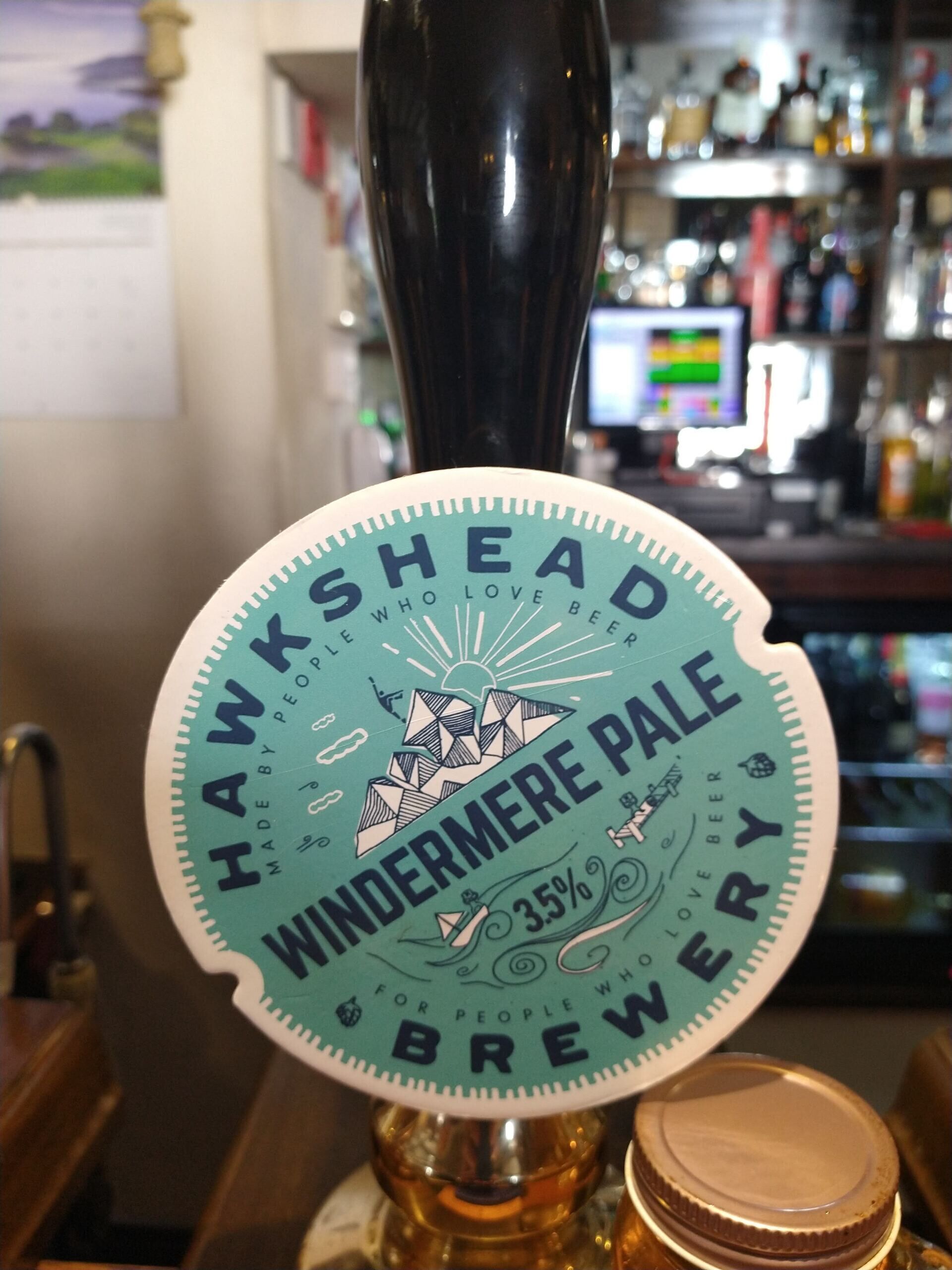 Grifo de cerveza con la etiqueta "Hawkshead Windermere Pale" y un contenido de alcohol de 3.5%. 