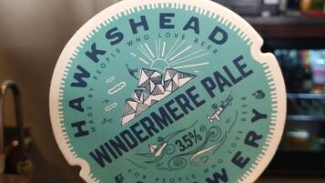 Grifo de cerveza con la etiqueta "Hawkshead Windermere Pale" y un contenido de alcohol de 3.5%.