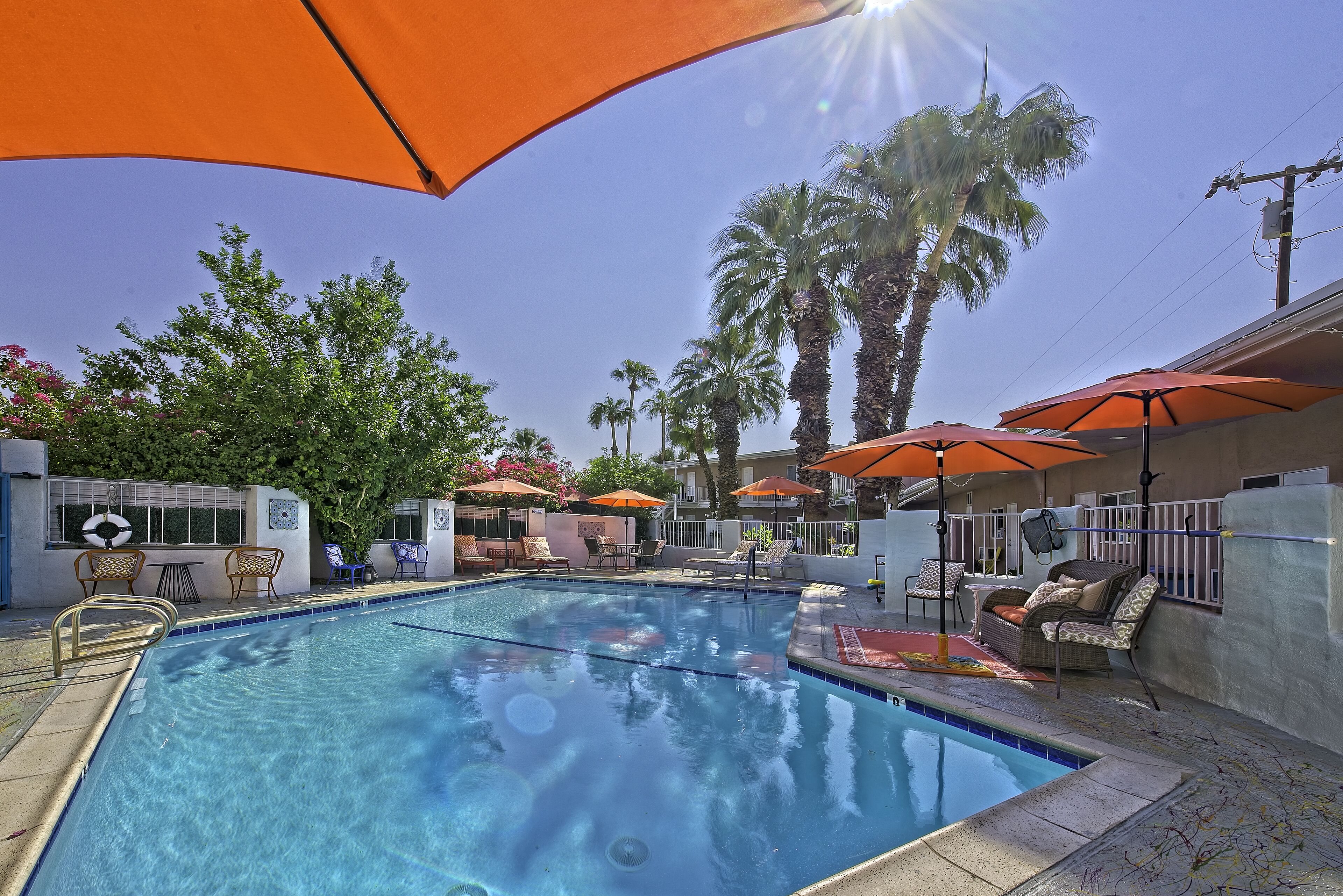 Utendørsbasseng, bassengparasoller og solsenger