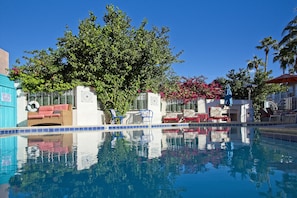 Piscina externa, guarda-sóis, espreguiçadeiras