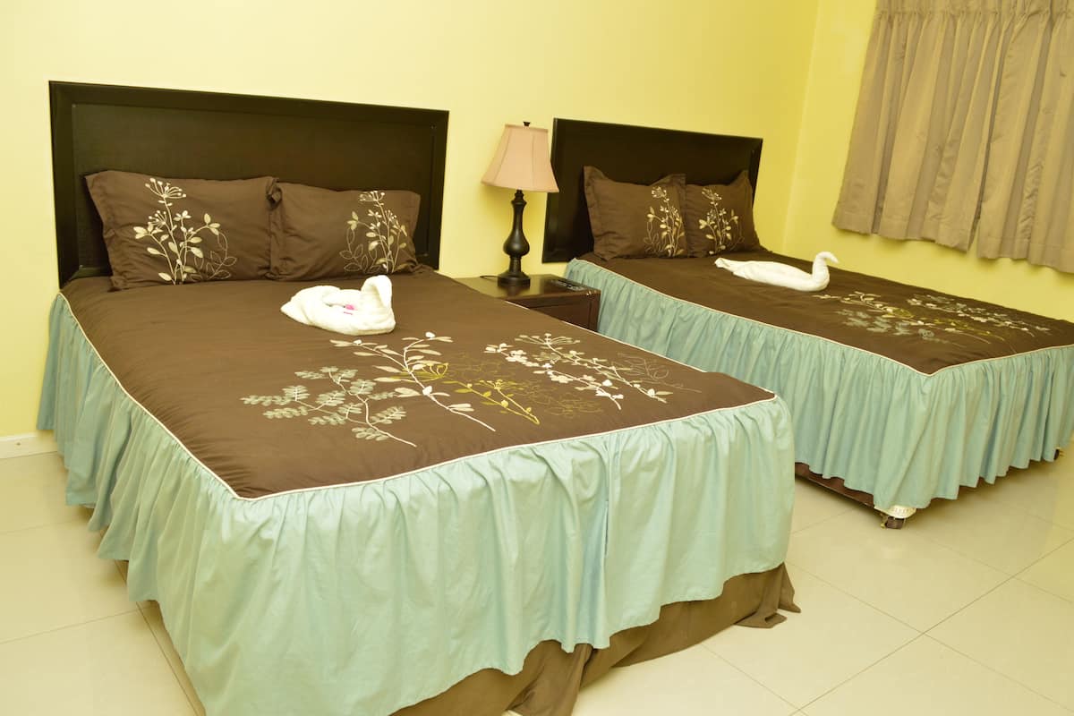 Habitación superior, 2 camas Queen size | Ropa de cama de alta calidad y escritorio