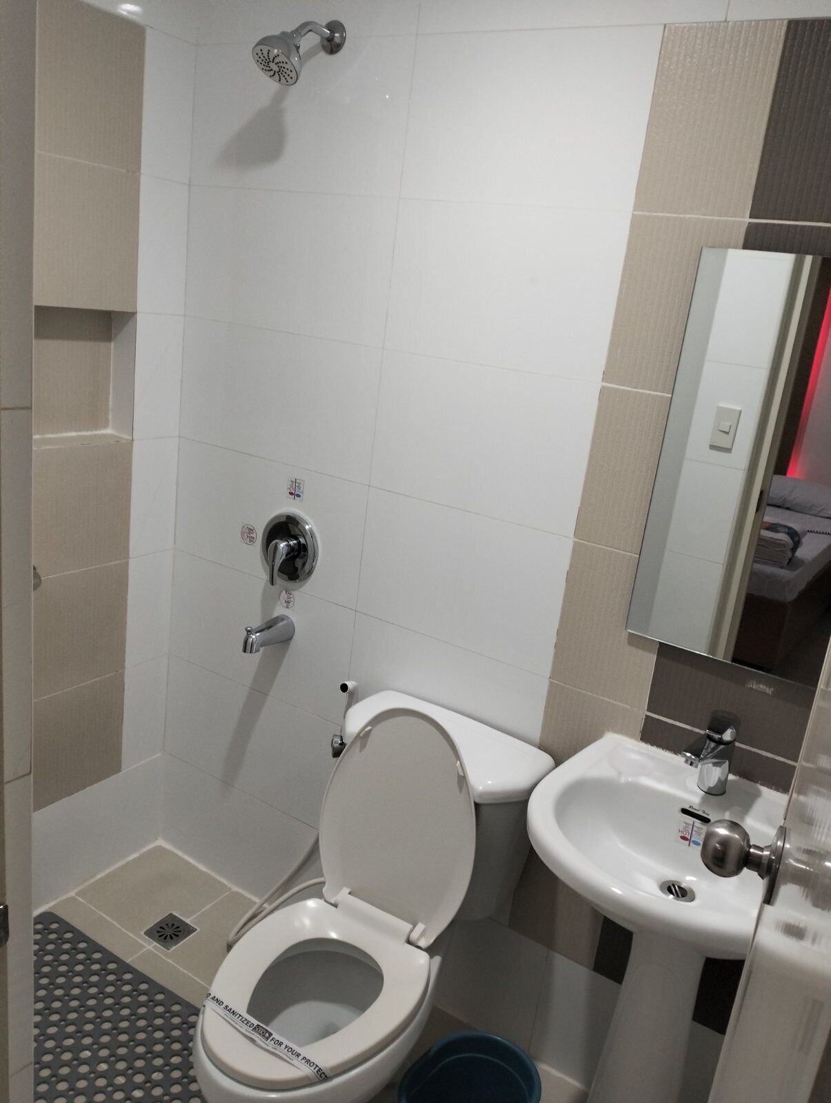 Habitació Deluxe, 1 llit de matrimoni (Deluxe Double Room) | Bany | Dutxa, articles de tocador gratuïts, assecador de cabells i bidet 