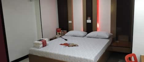 Habitación Deluxe, 1 cama de matrimonio (Deluxe Double Room) | Escritorio y wifi gratis