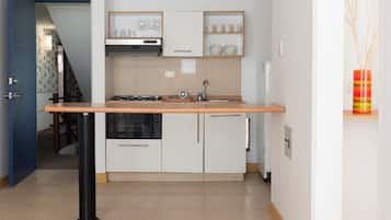 Refrigerador, microondas, utensilios de cocina