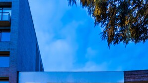 A modern multi-story building with large windows and a flat roof. - Viaggio Virrey (Bogotá)