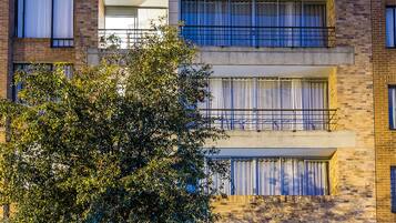 Vista frontal de la propiedad