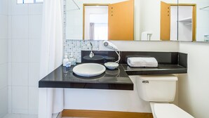 Shower, free toiletries, towels - Viaggio Parque 54 (Bogotá)