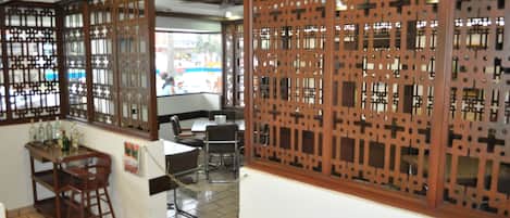 S'hi serveixen esmorzars, dinars i plats de cuina mexicana