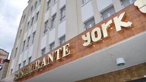 A building with a sign that reads "RESTAURANTE york". - Hotel 5a Avenida (Monterrey)