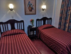 Habitación básica doble | Caja de seguridad en la habitación, escritorio y wifi gratis 