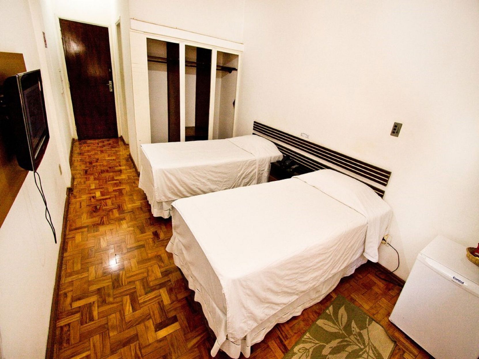 Minibar, cortinas blackout, cunas gratuitas y camas extra 
