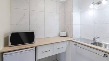 Fridge, microwave, coffee/tea maker, electric kettle