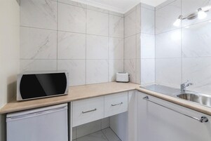 Frigorífico, microondas, cafetera o tetera y hervidor eléctrico