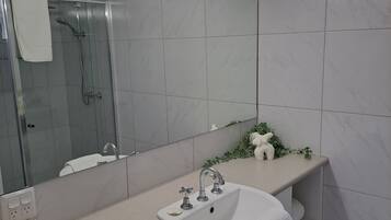 Luxury Room, 1 King Bed, Non Smoking | Bathroom | Hair dryer, towels, soap, shampoo