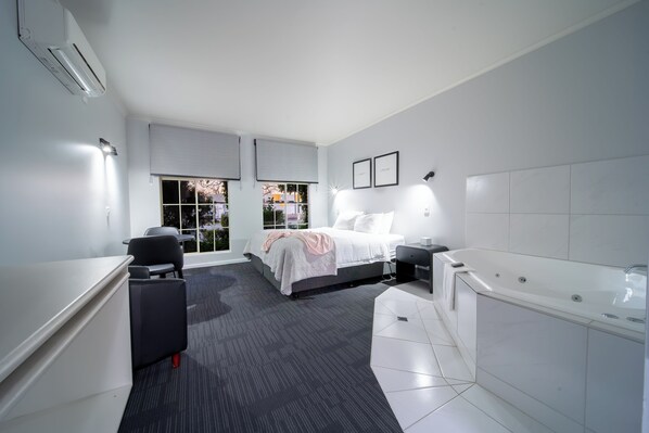 Luxury Room, 1 King Bed, Non Smoking | In-room safe, desk, laptop workspace, blackout drapes