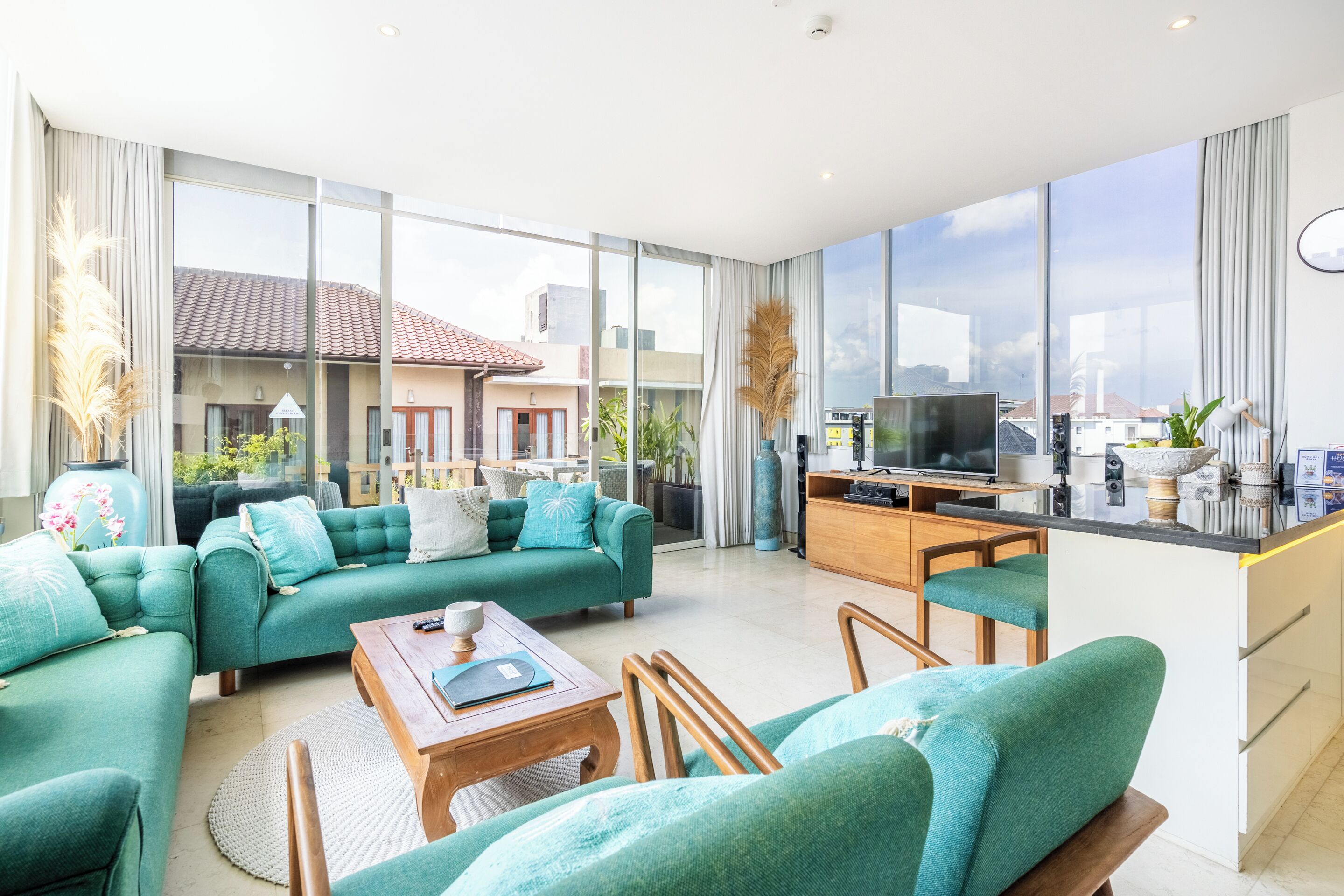 Apartemen, 2 kamar tidur | Area keluarga | Televisi LCD 40-inci dengan saluran TV satelit dan TV