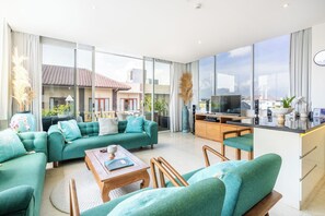 Apartamento, 2 habitaciones | Zona de estar | Televisión LCD de 40 pulgadas con canales por satélite, una televisión