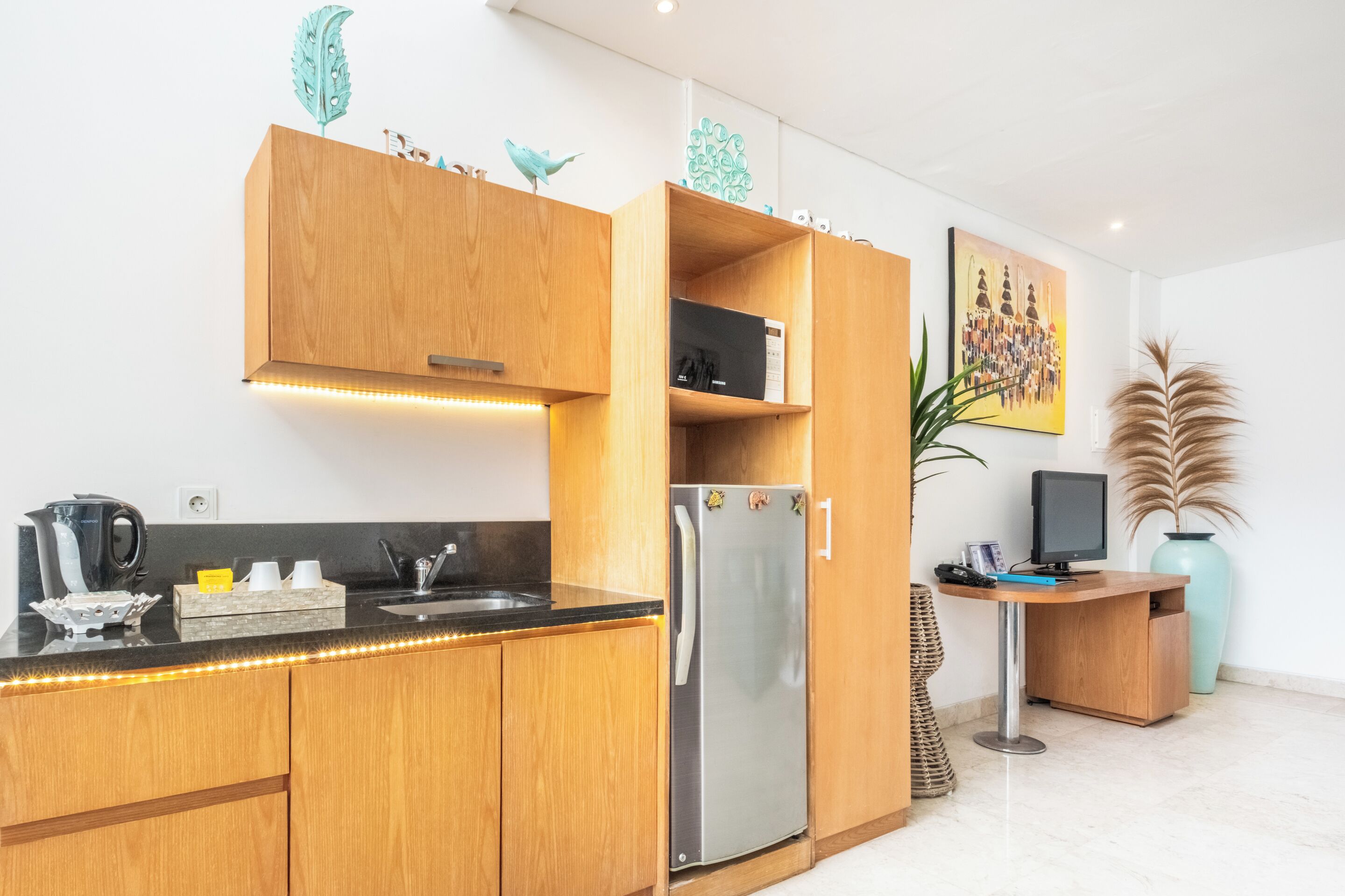 1 bedroom apartment | private kitchenette | coffee/tea maker, electric kettle