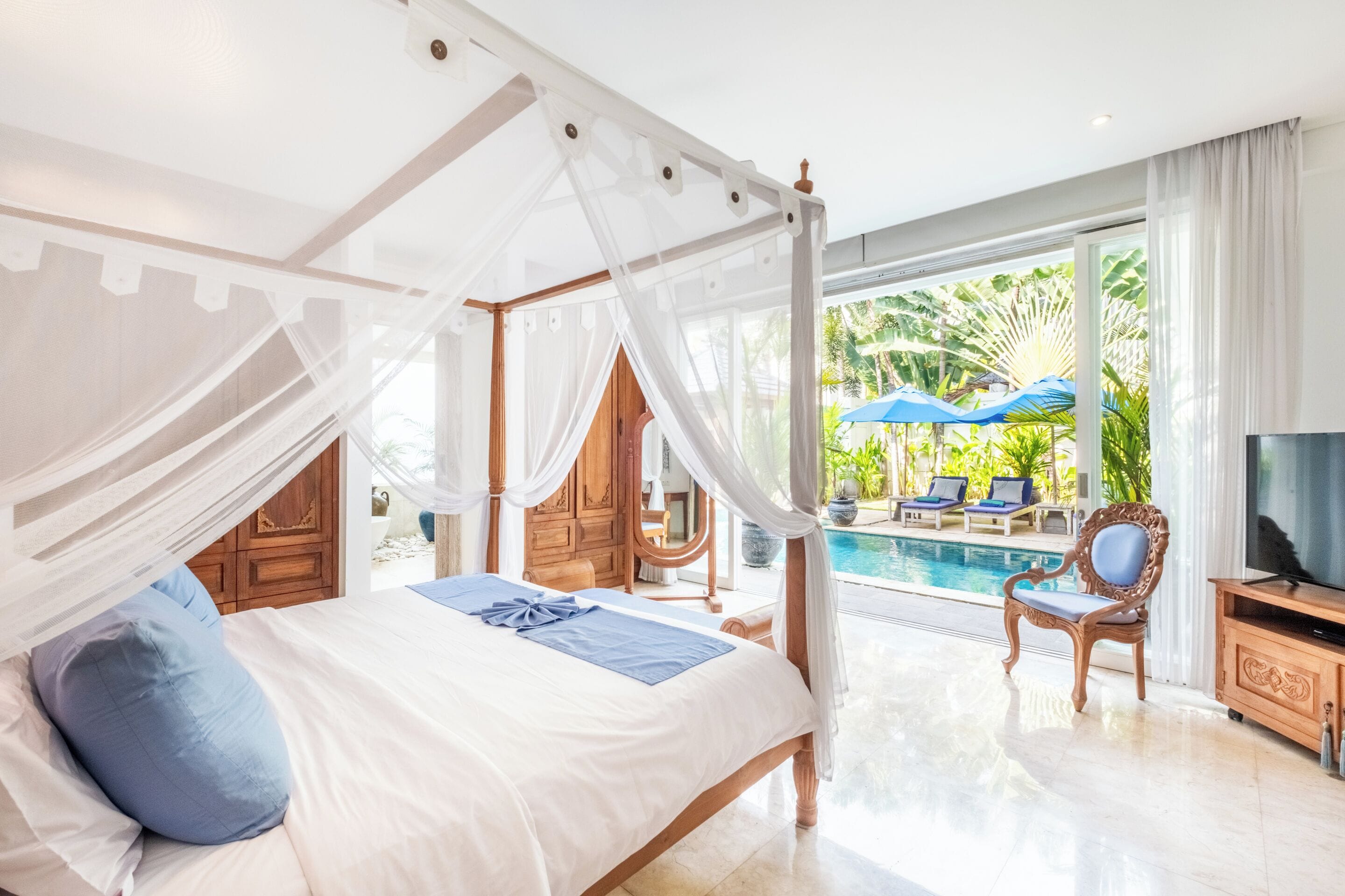 Premium bedding, free minibar items, in-room safe, soundproofing