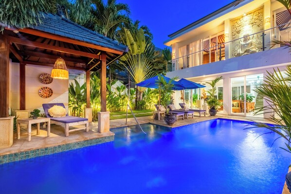 Villa de lujo, 4 habitaciones, fumadores, vistas a la piscina | Ropa de cama de alta calidad y minibar (con algunos artículos gratuitos)