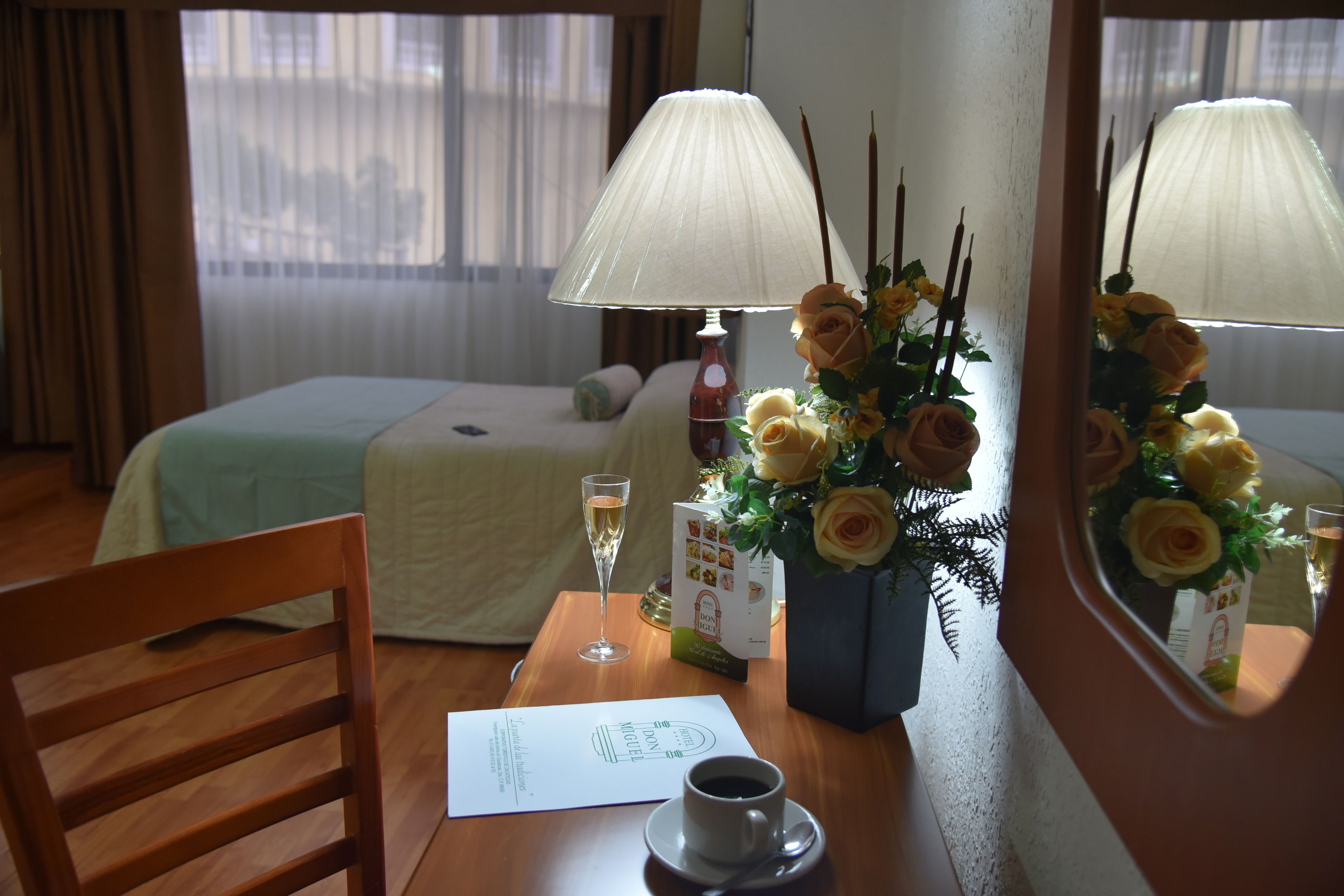 Caja de seguridad en la habitación y escritorio 