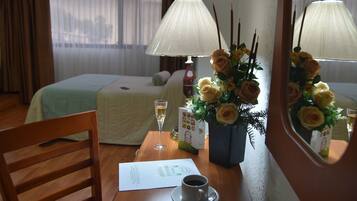 Caja de seguridad en la habitación y escritorio