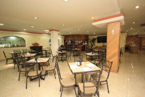 Bữa sáng kiểu Âu hàng ngày (180 MXN/mỗi người) 