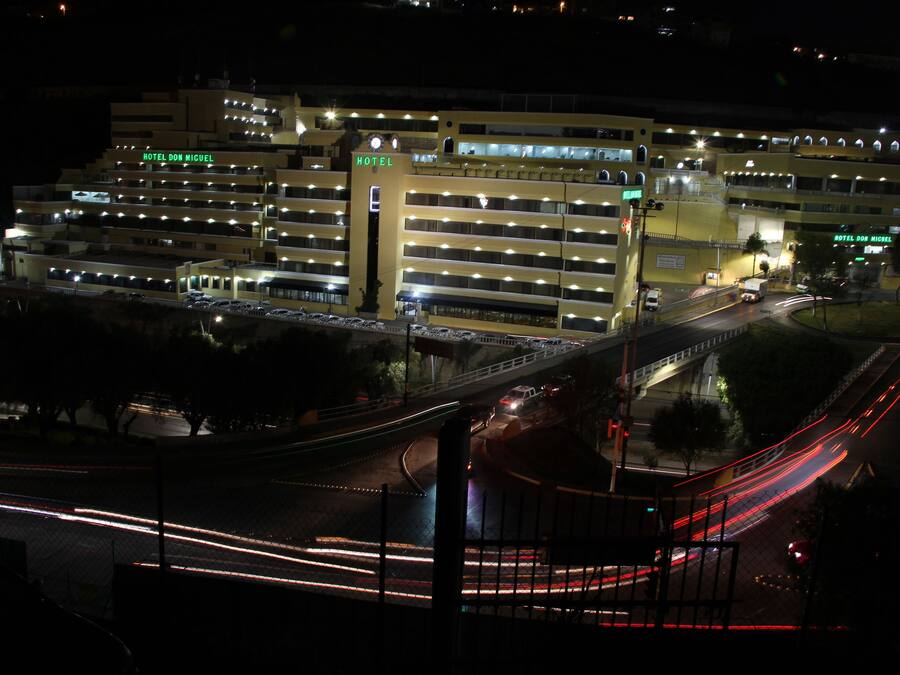 Bagian depan properti - sore/malam