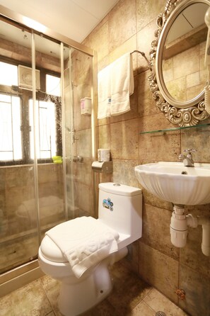 Dusche, kostenlose Toilettenartikel, Haartrockner, Handtücher