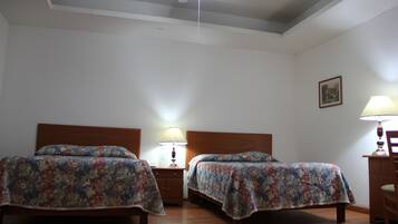 أغطية فراش متميزة وخزنة داخل الغرفة ومكتب ومكواة/لوح كي