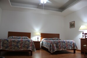 Ropa de cama de alta calidad y caja de seguridad en la habitación 