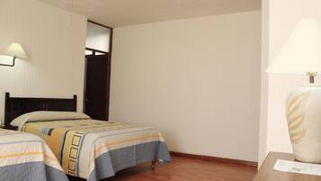 Ropa de cama de alta calidad y caja de seguridad en la habitación
