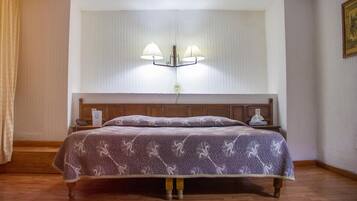 Ropa de cama de alta calidad y caja de seguridad en la habitación