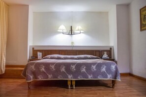 Premium bedding, in-room safe, desk, iron/ironing board - Hotel María Benita (Zacatecas)
