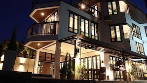 ด้านหน้าที่พัก - ตอนเย็น/กลางคืน
