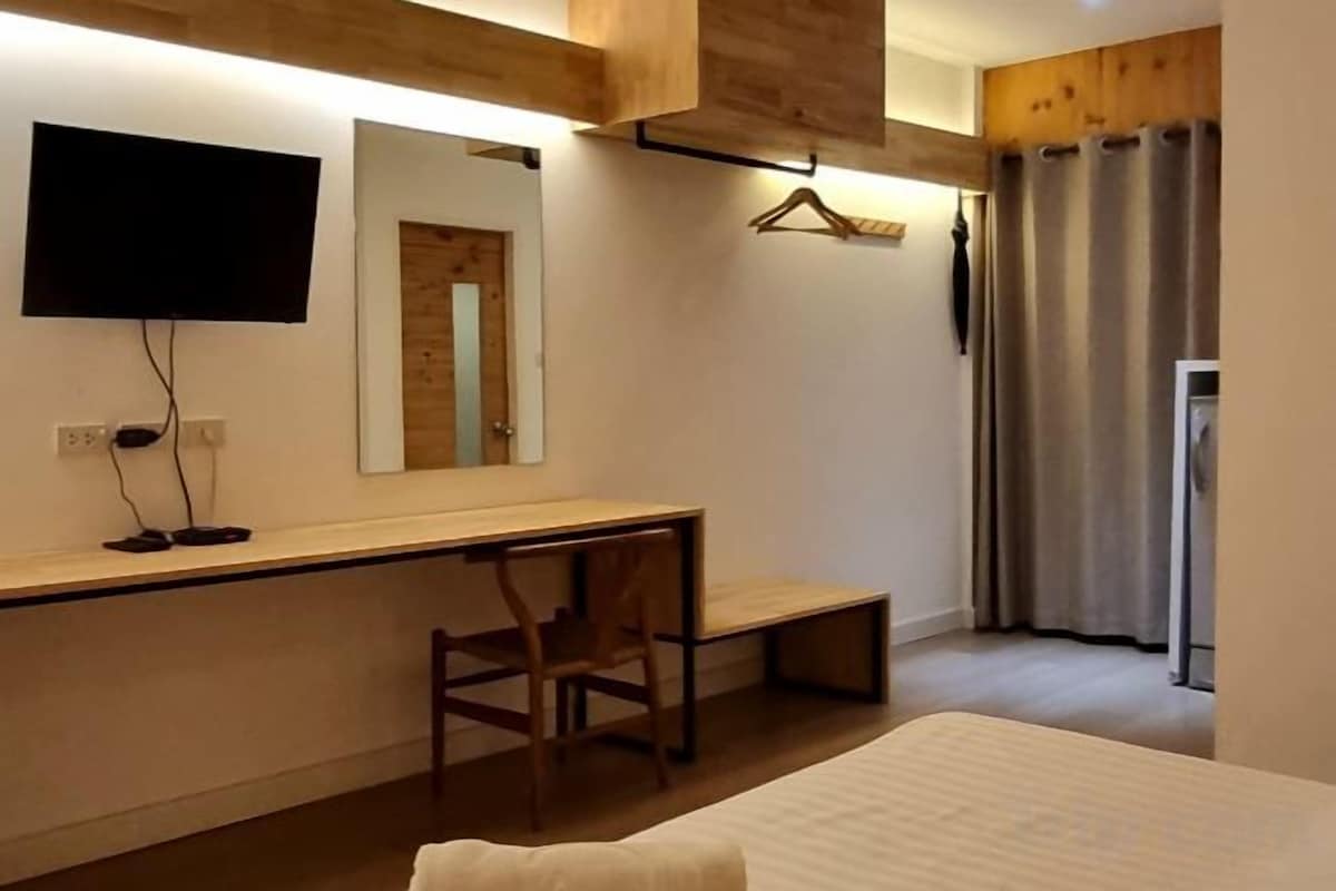 Desk, laptop workspace, free WiFi, bed sheets