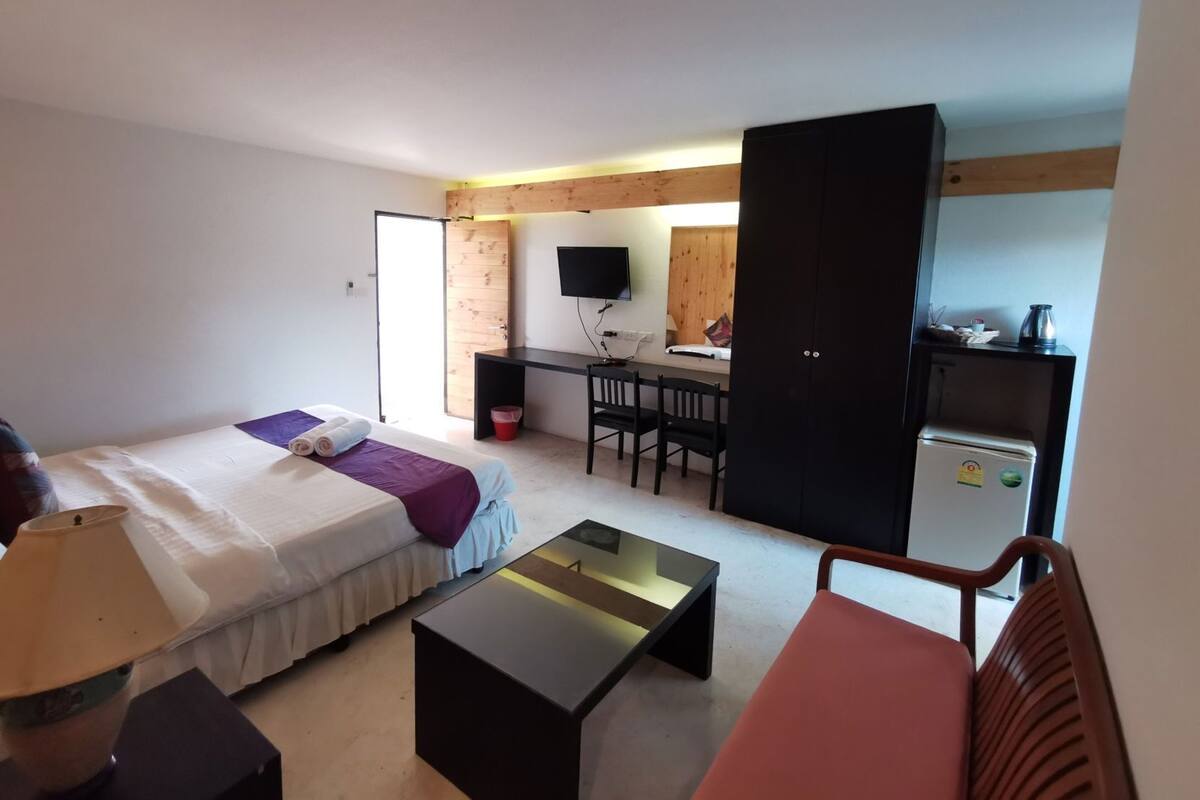 Bureau, espace de travail pour ordinateur portable, Wi-Fi gratuit