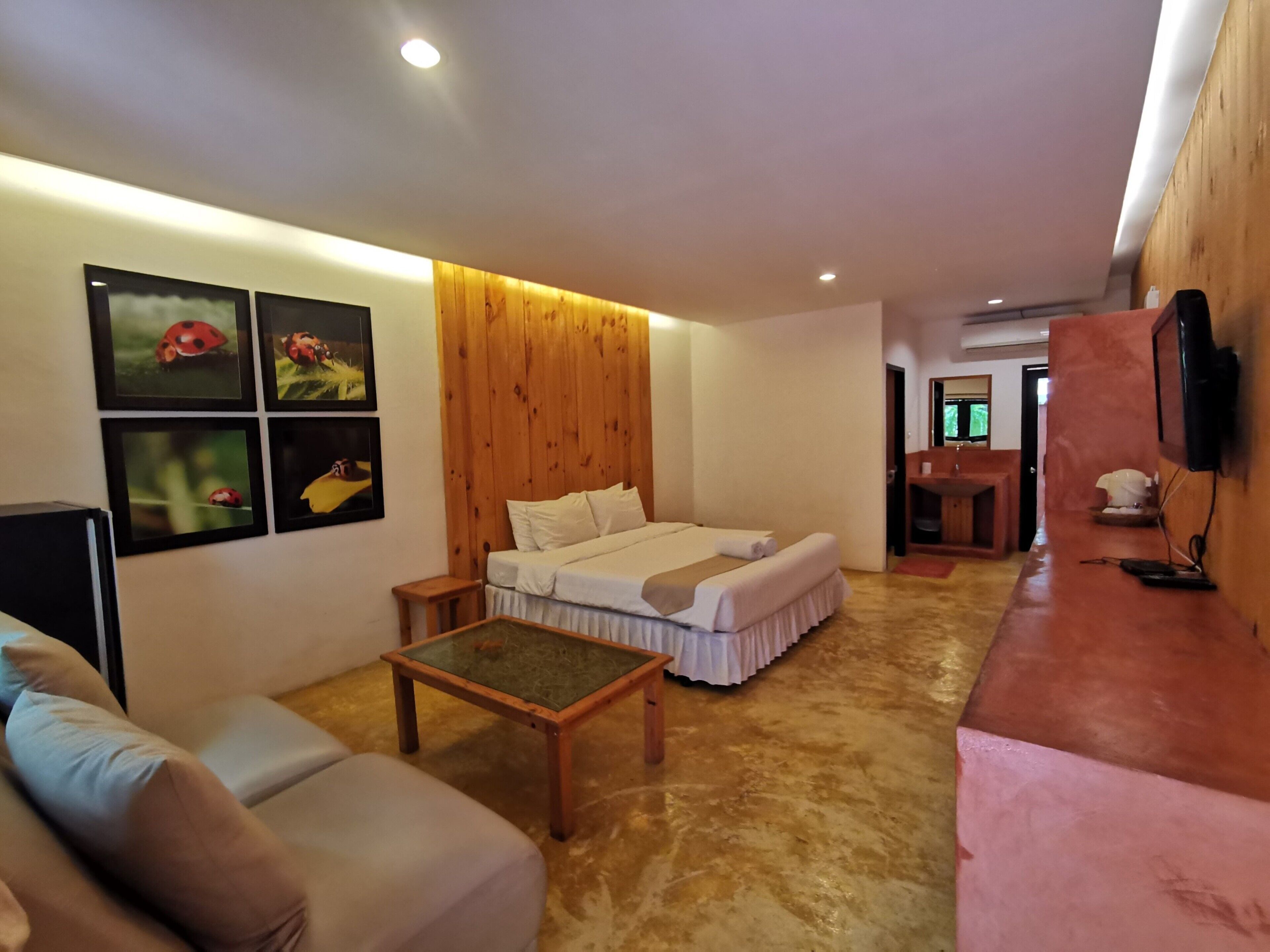 Bureau, espace de travail pour ordinateur portable, Wi-Fi gratuit